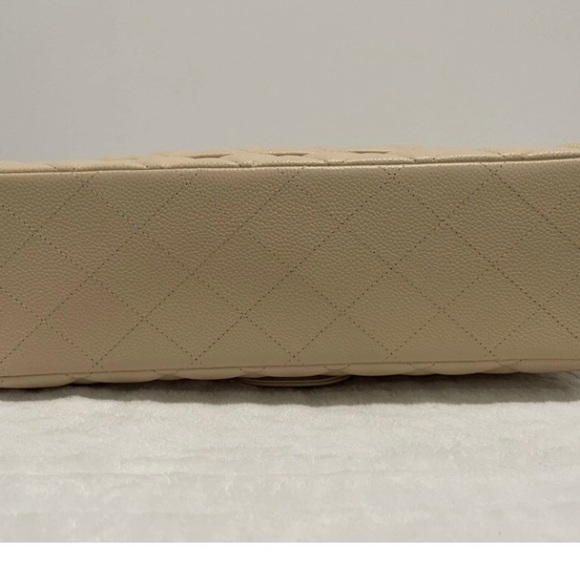 BNIB Chanel Maxi flap Beige Clair - Picture 12 of 16